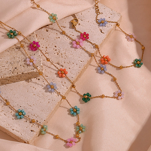 Collar de pulseras chapado en oro de 18 quilates con cuentas de acero inoxidable y flores de estilo clásico y dulce