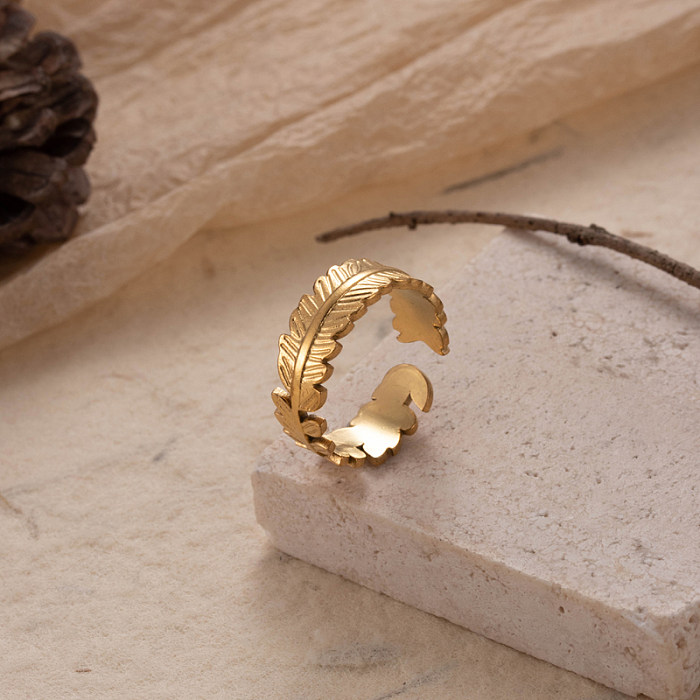 Estilo moderno Estilo fresco Hoja Forma de corazón Serpiente Chapado en acero inoxidable Ahueca hacia fuera Anillo abierto chapado en oro de 18 quilates