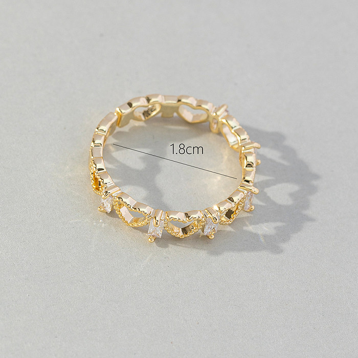 As pedras preciosas artificiais do cobre da forma simples do coração do estilo abrem o anel no volume