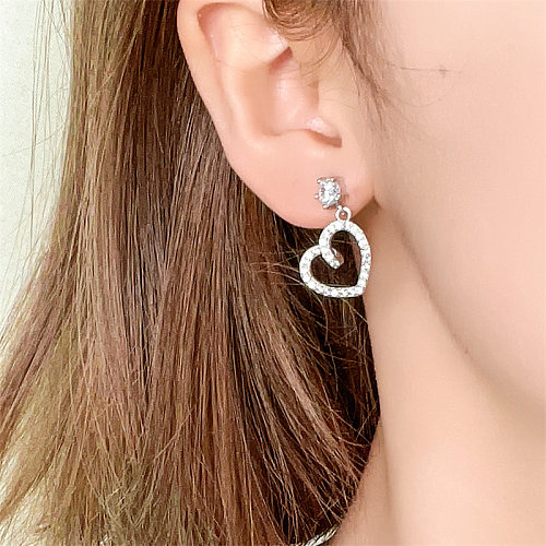 1 paire de boucles d'oreilles en forme de cœur, Style Simple et décontracté, incrustation de cuivre et de Zircon plaqué or blanc