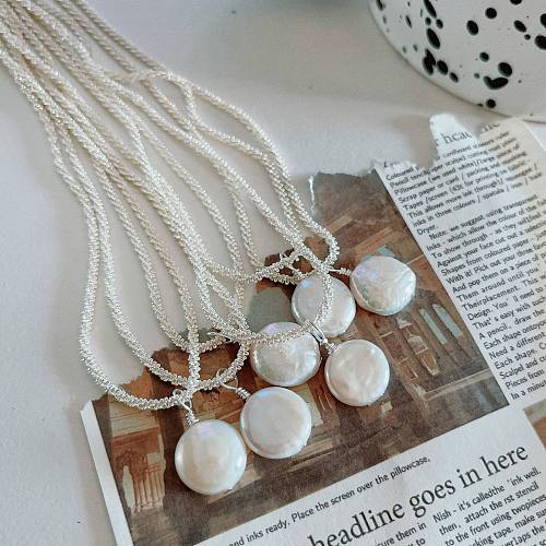 Collier pendentif rond en cuivre plaqué de perles de style simple