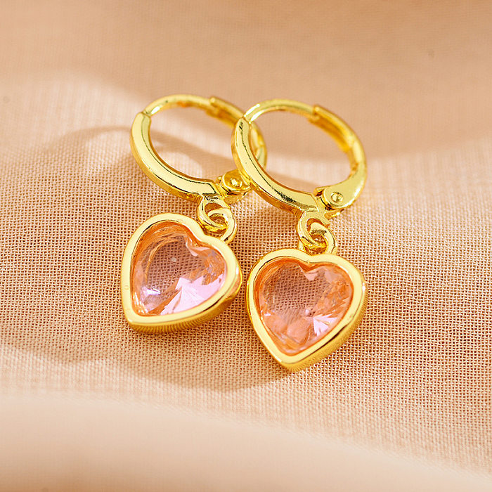 1 par de pendientes colgantes chapados en oro con incrustaciones de cobre y circonita en forma de corazón dulce