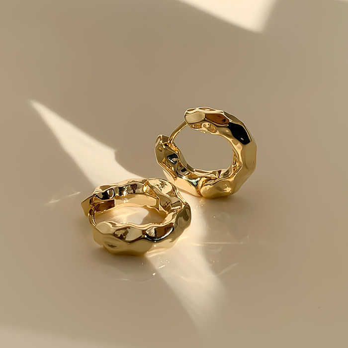 1 par de pendientes chapados en oro con revestimiento de cobre en forma de U de estilo simple