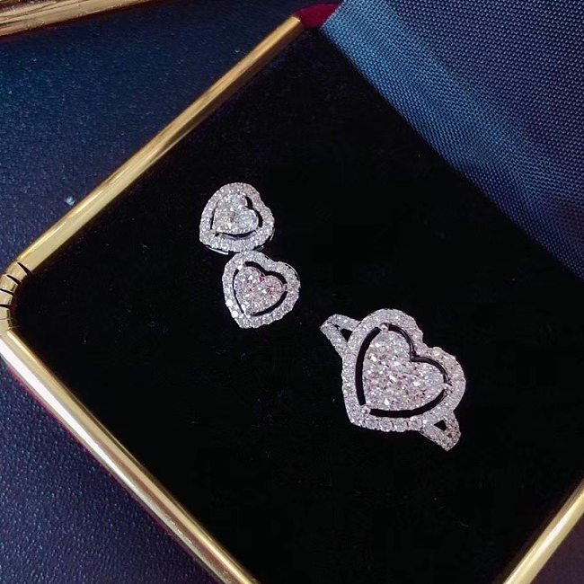 Brincos luxuosos de anéis de zircão com incrustações de cobre em formato de coração