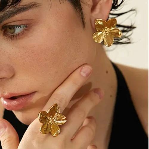 Brincos de anéis banhados a ouro 18K com flor retrô em aço inoxidável