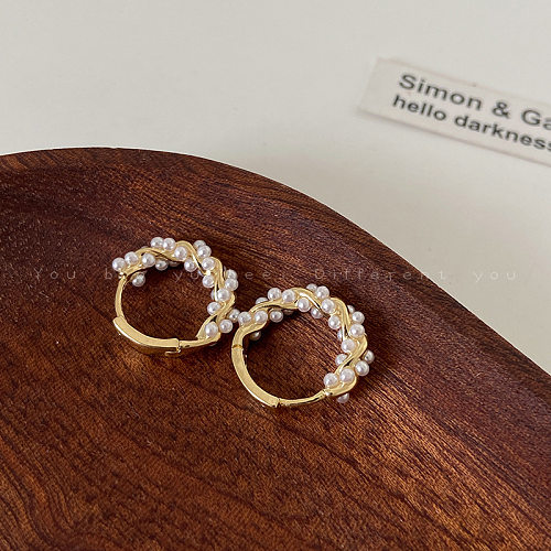 1 par de pendientes de perlas artificiales de cobre con incrustaciones geométricas elegantes