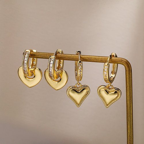 1 par de pendientes colgantes chapados en oro de 18K con incrustaciones de circonita de cobre y forma de corazón de viaje de estilo Simple