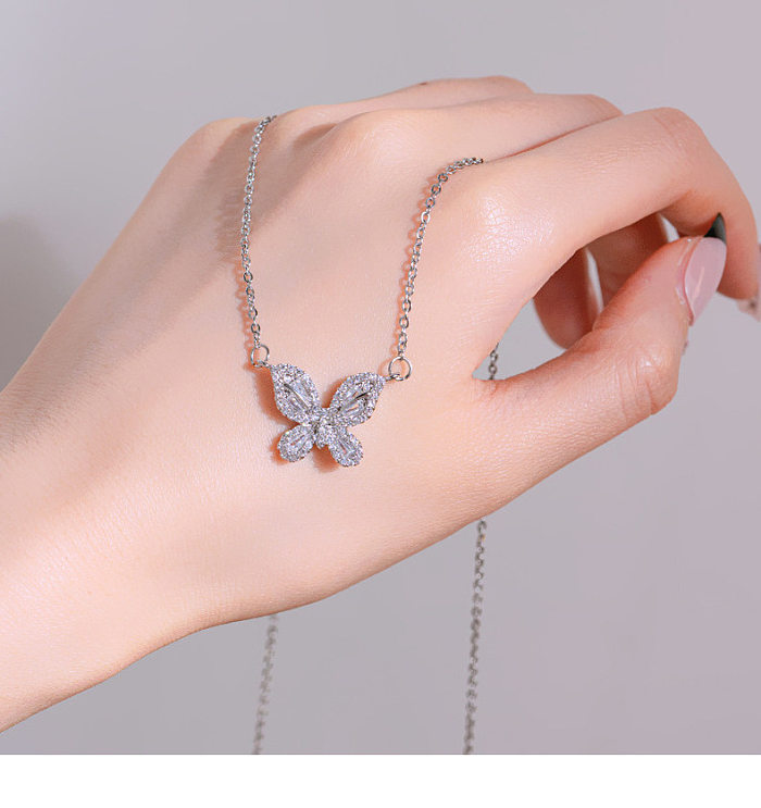 Einfache Halskette mit Schmetterlingsanhänger aus Titanstahl und Kupfereinlage mit Strasssteinen