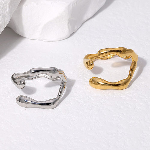 Offene Ringe aus Edelstahl mit unregelmäßiger Beschichtung im schlichten geometrischen Stil