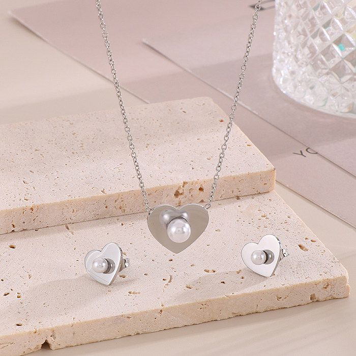 Estilo simple Forma de corazón Mariposa Chapado en acero de titanio Incrustaciones de perlas artificiales Pendientes chapados en oro de 18 quilates Collar Conjunto de joyas