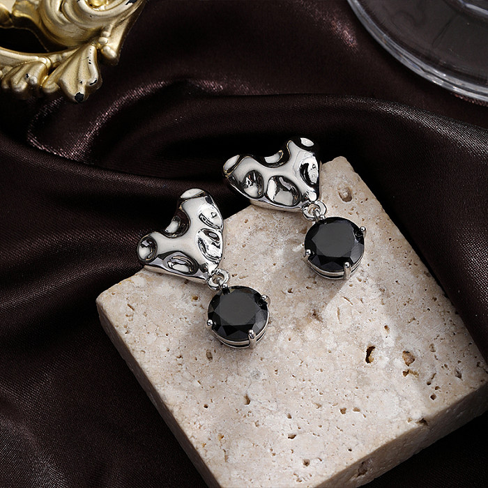 1 par de pendientes colgantes chapados en plata con incrustaciones de cobre y circonita de estilo Simple con forma de corazón