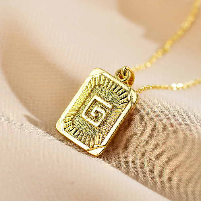 Collar con colgante chapado en oro y cobre con letras de estilo clásico informal