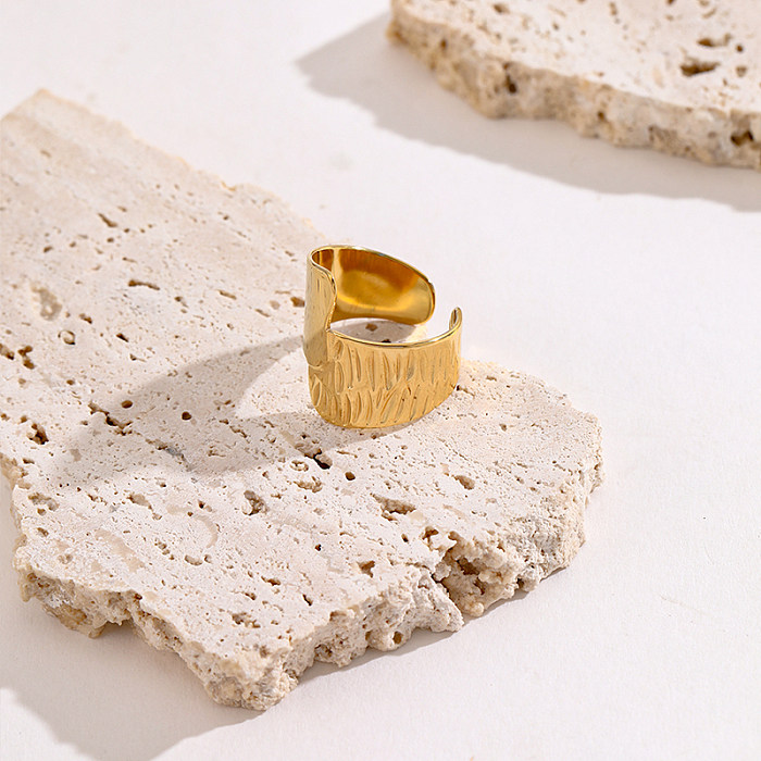Offener Ring im Vintage-Stil mit geometrischer Edelstahlbeschichtung