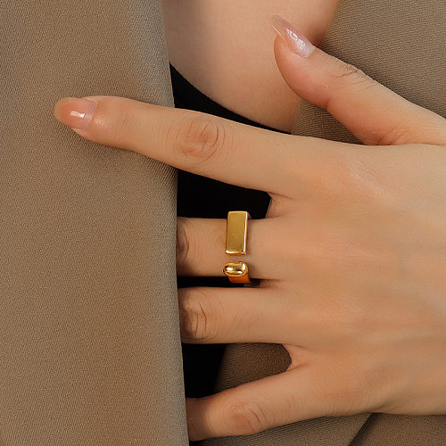 Offener Ring im schlichten geometrischen Stil mit Titanstahlbeschichtung und 18 Karat vergoldetem Metall