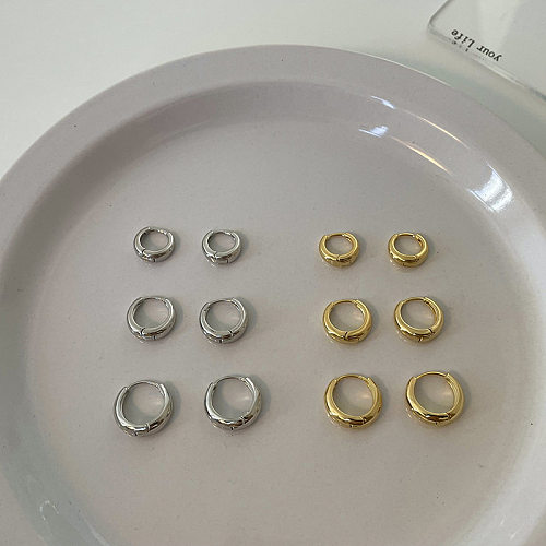 1 Paar lässige, schlichte, runde, mit 18 Karat vergoldete, weißvergoldete Ohrringe mit Kupferbeschichtung