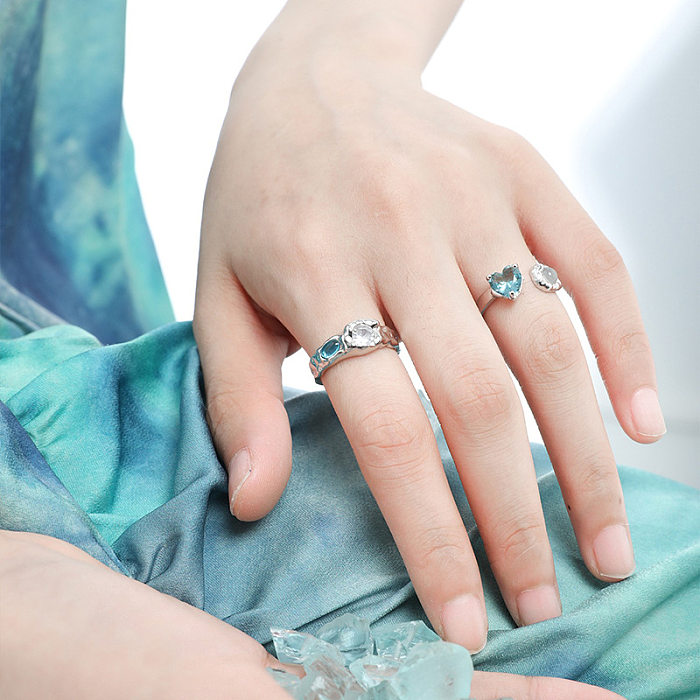 Offene Ringe im modernen Stil in Herzform mit Kupfereinlage und Zirkon