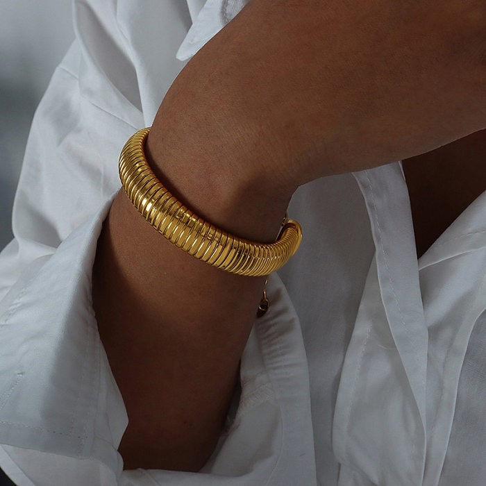 Collar de pulseras chapado en oro con revestimiento de acero de titanio de color sólido de estilo simple