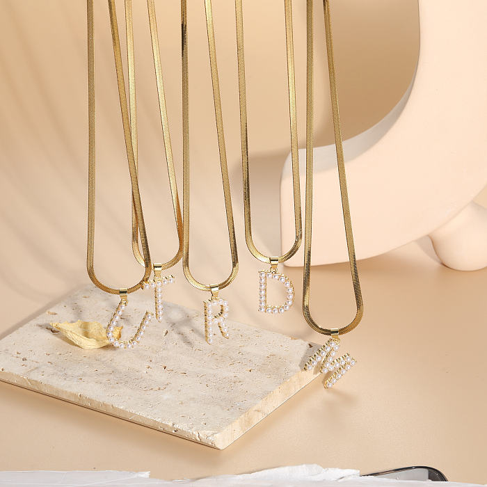 Elegante y lujoso estilo clásico con letras de cobre chapado en oro de 14 quilates con colgante de perlas artificiales a granel