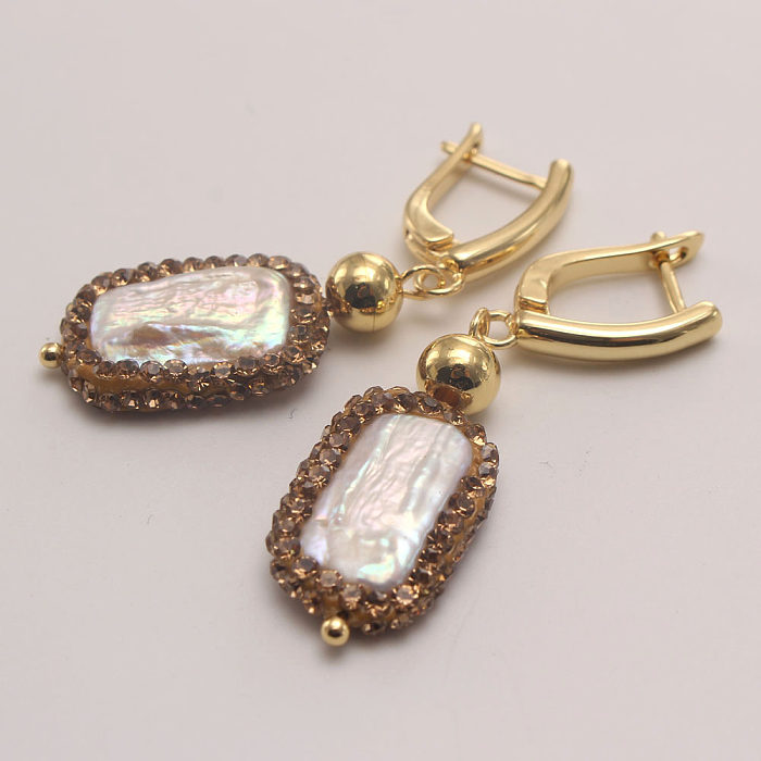 1 par de pendientes colgantes chapados en oro de 18 quilates con incrustaciones de bloques de colores geométricos de estilo vintage, perlas de agua dulce de cobre