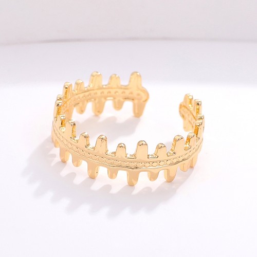 El revestimiento de cobre irregular del estilo simple ahueca hacia fuera los anillos abiertos plateados oro
