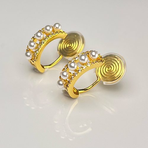 1 Paar schlichte Ohrstecker mit geometrischer Beschichtung und Inlay aus Kupfer mit künstlichen Perlen