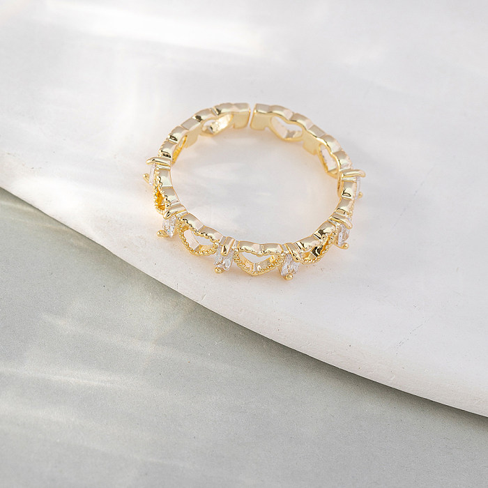 As pedras preciosas artificiais do cobre da forma simples do coração do estilo abrem o anel no volume