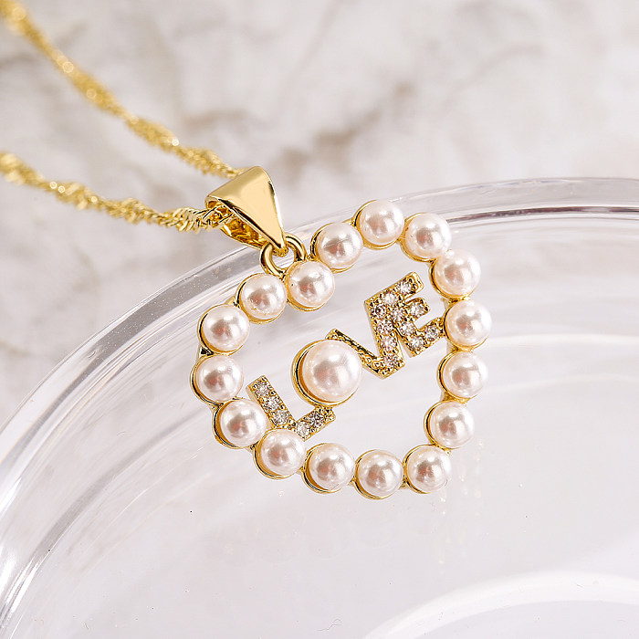 Elegante formato de coração chapeamento de cobre incrustação de pérolas artificiais zircão colar com pingente banhado a ouro 18K
