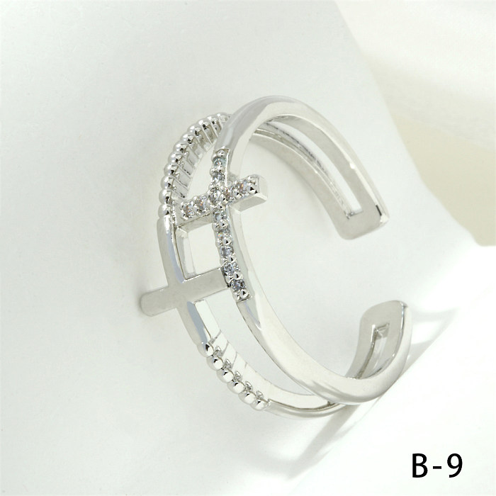 Lignes de lettres croisées de style simple, incrustation de placage de cuivre, anneaux ouverts plaqués or 18 carats en Zircon