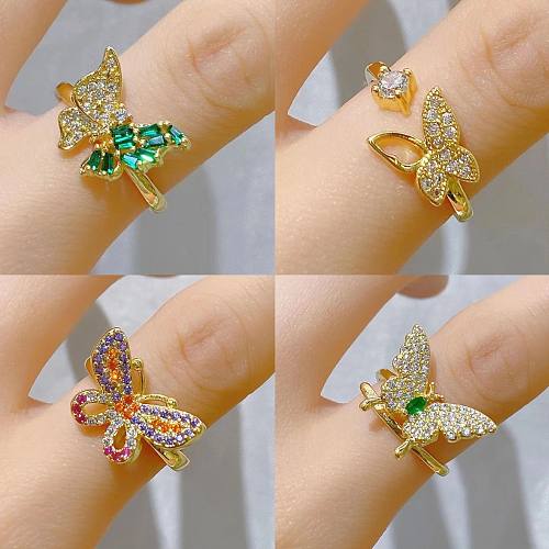 Offene Ringe im modernen Stil mit Schmetterlingsverkupferung und Inlay aus künstlichen Edelsteinen