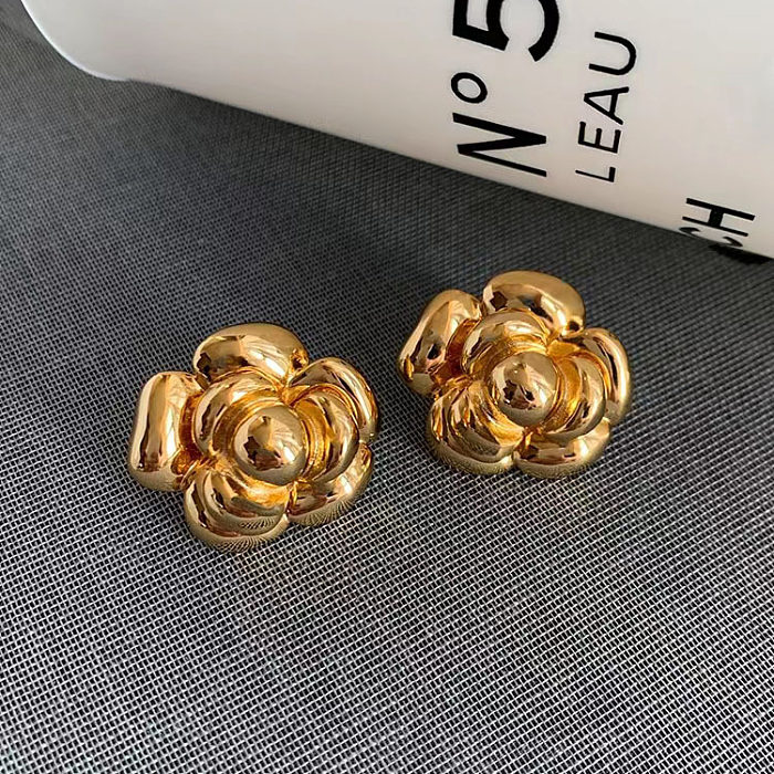 1 par de brincos de orelha de cobre com revestimento de flores elegantes