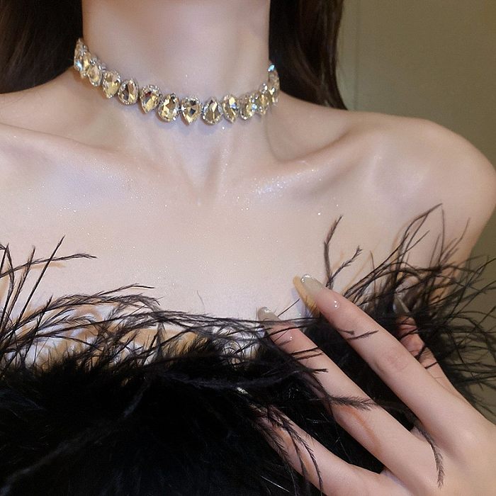 Elegante, luxuriöse Halskette im klassischen Stil mit geometrischer Messingbeschichtung und künstlichem Kristall, 14 Karat vergoldet