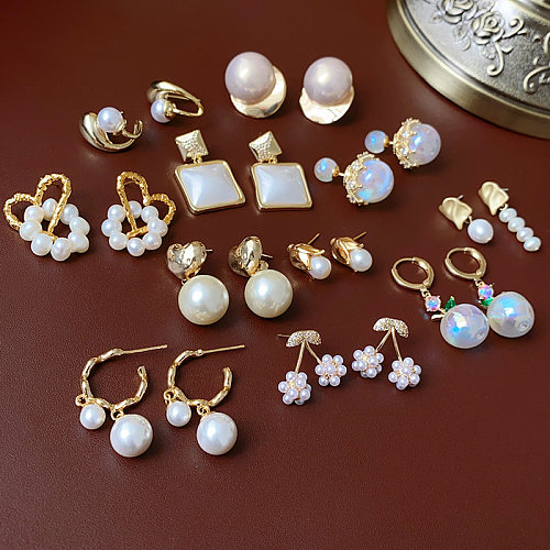 1 paire de boucles d'oreilles en forme de cœur pour femme, incrustation de placage de fleurs en cuivre, perles artificielles, clous d'oreilles