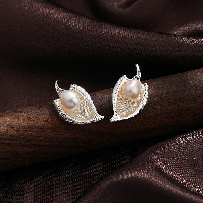 1 paire de clous d'oreilles plaqués argent, Style Simple, incrustation de feuilles en cuivre, perle d'eau douce, plaqué argent