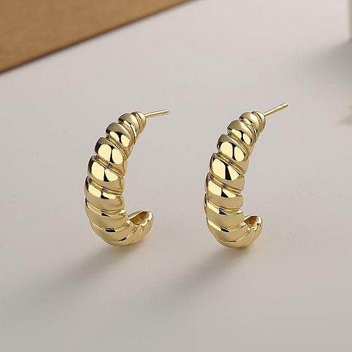 1 paire de boucles d'oreilles élégantes en forme de C en laiton plaqué or