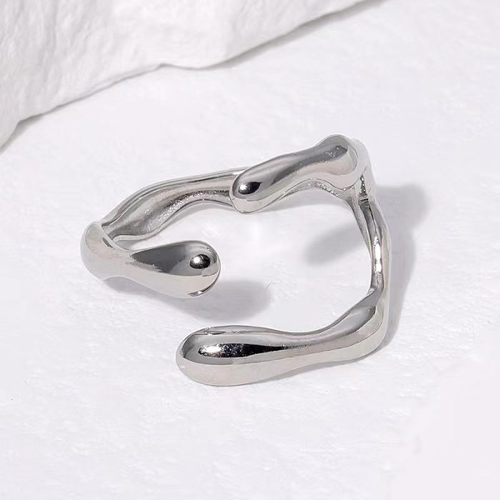 Anillos abiertos de revestimiento de acero de titanio de color sólido con forma de corazón irregular de estilo simple