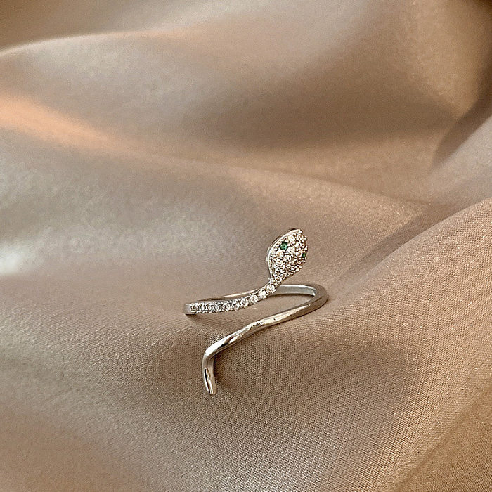 Elegante anillo abierto con incrustaciones de cobre y circonitas en forma de serpiente