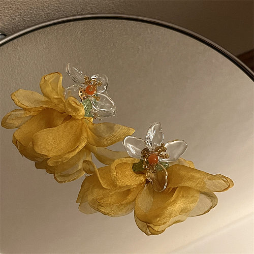 1 Paar romantische Blumenplattierung Arylic-Stoff-Kupfer-Tropfenohrringe