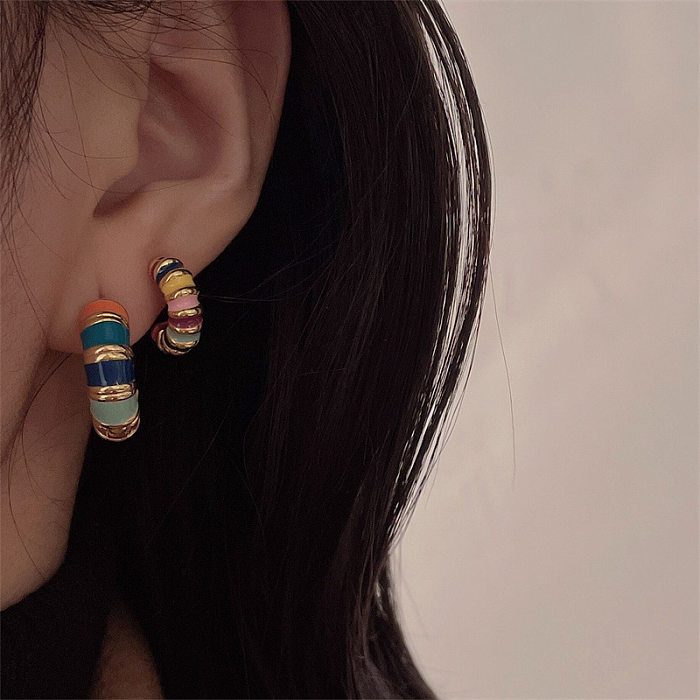 1 paire de boucles d'oreilles décontractées en forme de C, cercle multicolore en cuivre et émail plaqué, clous d'oreilles