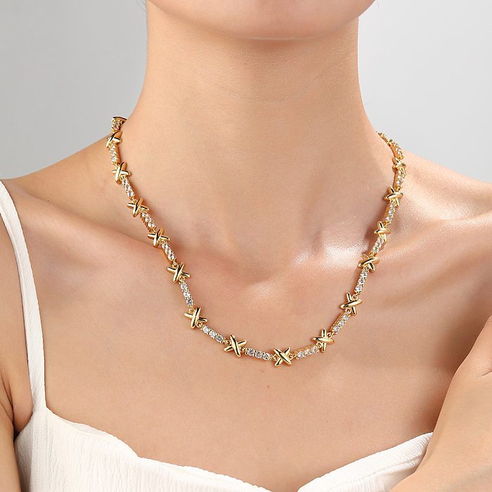 Einfache moderne Halskette mit einfarbigen Kupfereinlagen und Zirkonarmbändern