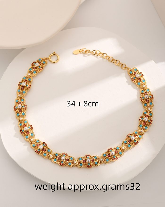Estilo vintage Lujoso estilo francés Revestimiento de cobre geométrico Ahueca hacia fuera el embutido Perlas artificiales Circón Collar chapado en oro de 18 quilates