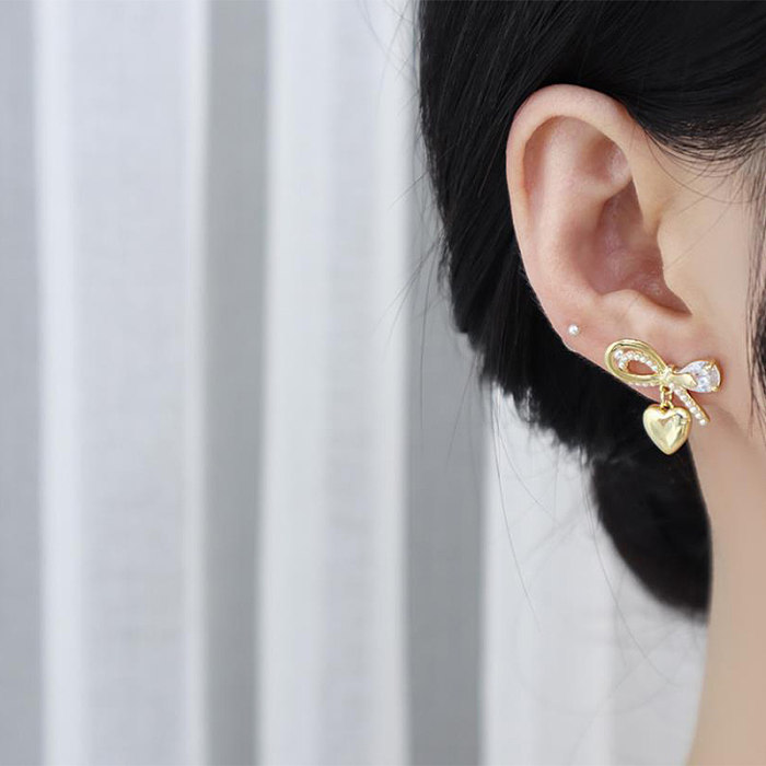 1 paire de clous d'oreilles plaqués or 14 carats avec perles artificielles en cuivre et zircone, style féerique, style français, style simple, forme de cœur, nœud papillon, incrustation