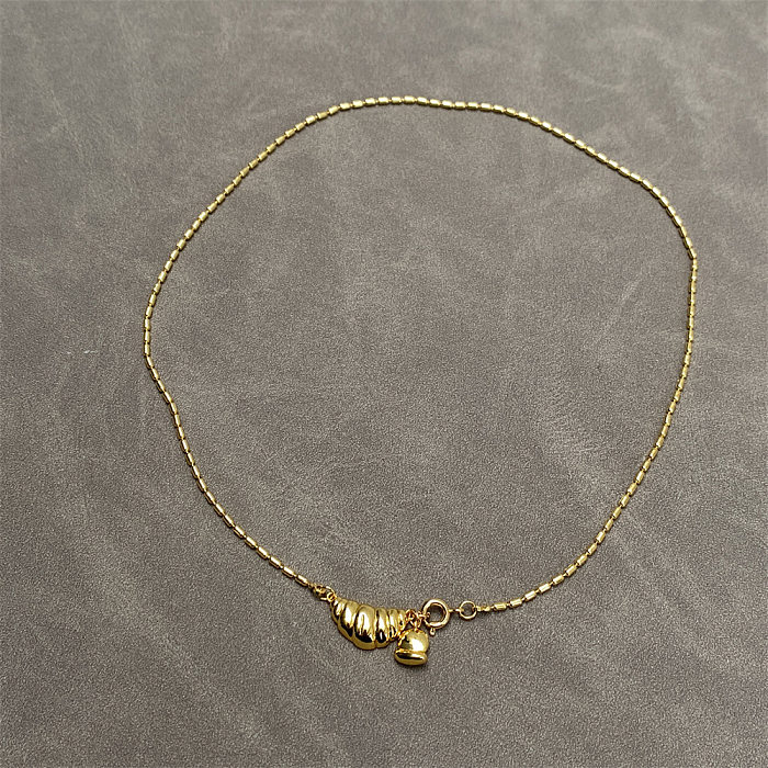 Halskette mit geometrischem Kupferanhänger im IG-Stil