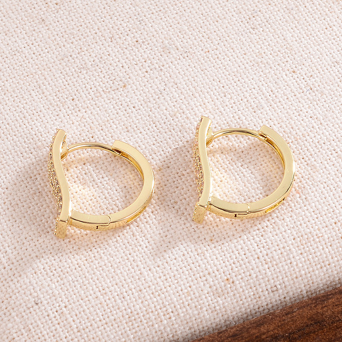 1 Paar schlichte C-förmige Ohrringe mit Inlay aus Kupferzirkon und 14-Karat-Vergoldung