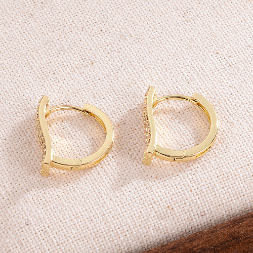 1 Paar schlichte C-förmige Ohrringe mit Inlay aus Kupferzirkon und 14-Karat-Vergoldung