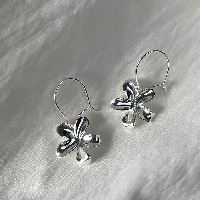1 paire de boucles d'oreilles élégantes en cuivre plaqué fleur