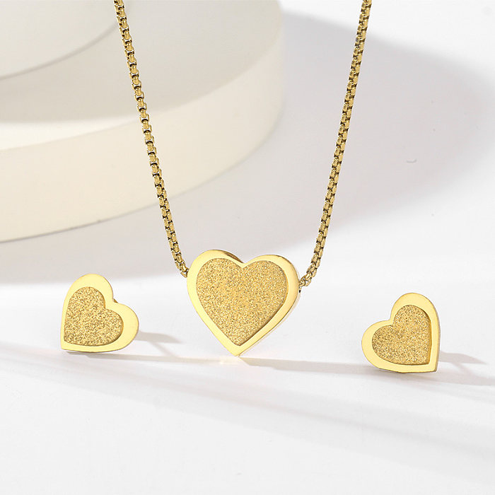 قلادة على شكل فراشة على شكل قلب بتصميم بسيط من الفولاذ المقاوم للصدأ مطلية بالذهب عيار 18 قيراط