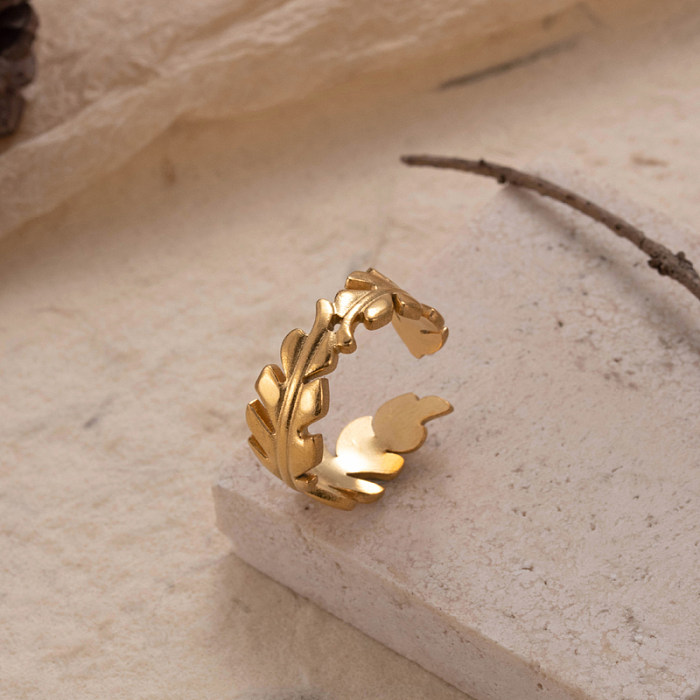 O chapeamento cruzado de aço inoxidável retro da cor sólida escava o anel aberto banhado a ouro 18K