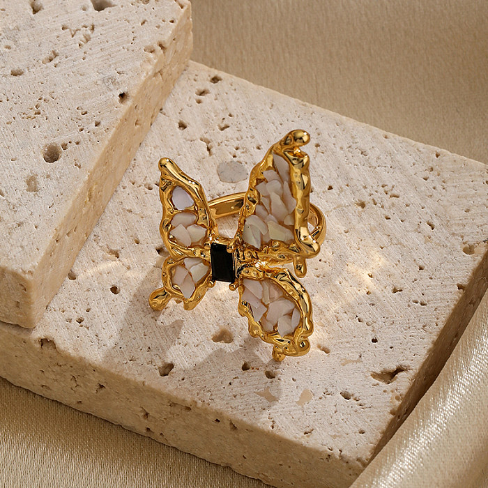 Anillos abiertos chapados en oro de 18 quilates con incrustaciones de cobre y mariposa elegante