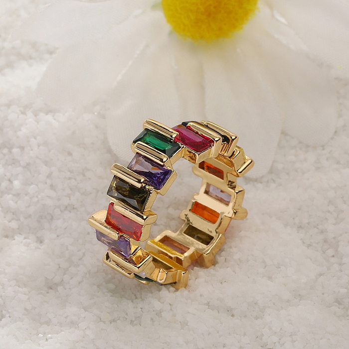 Luxuriöser offener Ring mit geometrischem, kupfervergoldetem Zirkon