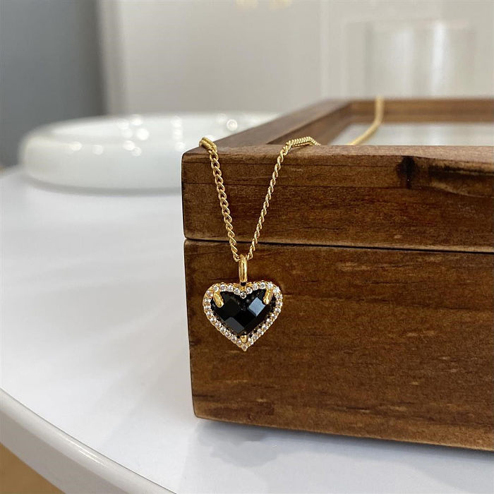 Collar con colgante chapado en oro con diamantes de imitación con incrustaciones de cobre en forma de corazón de estilo simple